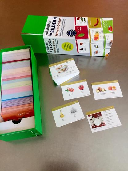 Eine geöffnete „Vokabelbox in Bildern„ für das Erlernen einer Sprache, von Deutsch nach Persisch liegt auf einer Tischfläche. Einige Karten sind ausgebreitet. Auf den Karten sind kleine Bilder sichtbar und darunter die Wörter, mal auf Deutsch, mal auf Farsi, also Persisch.

Das Projekt „Retten Teilen Helfen“ macht regelmäßig eine Verteilung geretteter bzw. gespendeter Lebensmittel.

Mo-Mi 11:30-13:30 Uhr in der Caféteria im Haus der Familie, 
Bei der Schilleroper 15, 22767 Hamburg
Do 15:00-16:30 Uhr im Haus Drei, Hospitalstraße 107, 22767 Hamburg
Sa  11:30-13:30 Uhr im Seniorentreff des ASB, Düppelstraße 20, 22769 Hamburg

Die Verteilungen haben unterschiedliche Charakteristik.
Montags haben wir etwas mehr Waren, davon verteilen wir viel an Küfas, Küchen für alle. Dienstags haben wir hauptsächlich türkische Backwaren. Mittwochs ist die Menge geringer. Dafür nehmen wir uns Zeit für das Lernen und üben der deutschen Sprache. Donnerstags ist die Warenzusammensetzung sehr unterschiedlich, dafür haben wir aber gelegentlich auch Bio,- und Milch-Produkte. Hier machen wir eine andere Art der Verteilung. Samstags haben wir in der Regel auch viele Waren, aber nicht so viele wie an Montagen.
Wir weisen darauf hin, dass wir keine Grundversorgung leisten, sondern lediglich die Mengen verteilen, die wir am jeweiligen Tag gerettet bzw. gespendet bekommen haben. Wir erhalten die Waren deshalb, weil wir diese in erster Linie an Küfas, also Volksküchen jeder Art, und an Bedürftige weitergeben.