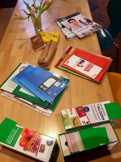 Auf einem Tisch liegen Wörterbücher, Unterrichtsbücher, Bilderkarten, Schreibhefte sowie eine Federtasche. In einem Glas mit Wasser steht ein kleiner Tulpenstrauß. An diesem Tisch wird gleich die Deutsche Sprache geübt.

Das Projekt „Retten Teilen Helfen“ macht regelmäßig eine Verteilung geretteter bzw. gespendeter Lebensmittel.

Mo-Mi 11:30-13:30 Uhr in der Caféteria im Haus der Familie, 
Bei der Schilleroper 15, 22767 Hamburg
Do 15:00-16:30 Uhr im Haus Drei, Hospitalstraße 107, 22767 Hamburg
Sa  11:30-13:30 Uhr im Seniorentreff des ASB, Düppelstraße 20, 22769 Hamburg

Die Verteilungen haben unterschiedliche Charakteristik.
Montags haben wir etwas mehr Waren, davon verteilen wir viel an Küfas, Küchen für alle. Dienstags haben wir hauptsächlich türkische Backwaren. Mittwochs ist die Menge geringer. Dafür nehmen wir uns Zeit für das Lernen und üben der deutschen Sprache. Donnerstags ist die Warenzusammensetzung sehr unterschiedlich, dafür haben wir aber gelegentlich auch Bio,- und Milch-Produkte. Hier machen wir eine andere Art der Verteilung. Samstags haben wir in der Regel auch viele Waren, aber nicht so viele wie an Montagen.
 
Wir weisen darauf hin, dass wir keine Grundversorgung leisten, sondern lediglich die Mengen verteilen, die wir am jeweiligen Tag gerettet bzw. gespendet bekommen haben. Wir erhalten die Waren deshalb, weil wir diese in erster Linie an Küfas, also Volksküchen jeder Art, weitergeben. Von dem, was übrig bleibt können wir genug an Bedürftige verteilen.