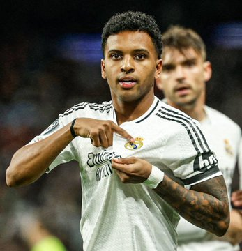 Rodrygo comemorando