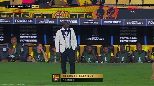 Técnico do Barcelona vestindo traje de gala
