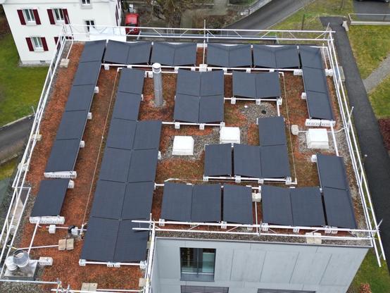 Flachdach mit Solaranlage