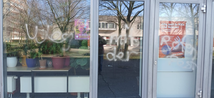 Scheibe meines Wahlkreisbüros. Beschmiert mit dem Aufdruck weg mit der roten Pest.