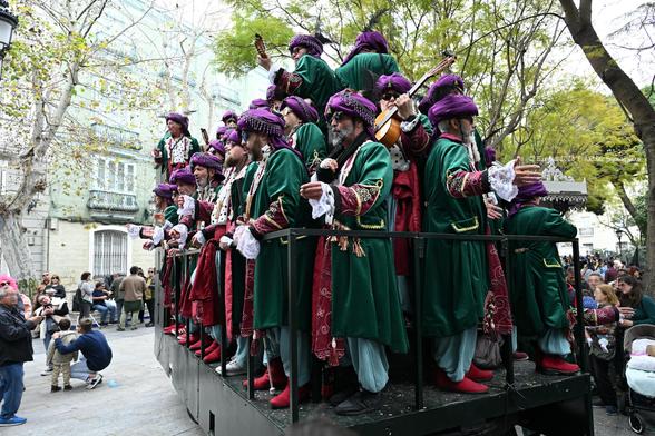 Coro gaditano cantando subido a una batea.