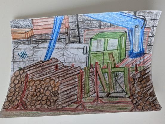 Das Bild zeigt eine handgezeichnete Szene in einem Sägewerk oder Holzverarbeitungsbetrieb. Im Vordergrund sind zwei große Stapel von Baumstämmen zu sehen, die ordentlich gestapelt sind. Dahinter steht ein grüner Kranwagen mit einem blauen Kranarm, der sich über die Stämme erstreckt. Im Hintergrund sind weitere Holzstapel und die Struktur einer Lagerhalle oder Werkshalle erkennbar. Die Zeichnung ist mit Buntstiften auf ein Blatt Papier gefertigt, das scheinbar aus Zeitungs- oder Zeitschriftenpapier besteht.