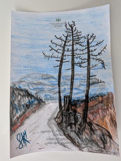 Das Bild zeigt eine handgezeichnete Illustration einer Winterlandschaft. Im Vordergrund stehen drei hohe, schlanke Bäume ohne Laub, die sich vor einem blauen Himmel mit leichten Wolken abheben. Im Hintergrund sind verschwommene Berge in Grautönen dargestellt. Ein Weg führt durch die Landschaft, wobei die linke Seite des Weges von dunklen, fast schwarzen Hügeln und die rechte Seite von Hügeln in Erdtönen gesäumt ist. Am unteren Rand des Bildes befinden sich der Schriftzug "Jagdhaus Wiese" sowie Kontaktinformationen. Links unten ist eine blaue Signatur zu sehen. Der Zeichenstil erinnert an Pastell- oder Buntstiftzeichnungen.