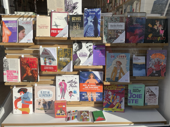 Vitrine de la librairie Sensations à Douai à l’occasion du 8 mars, avec des titres en littérature, jeunesse et SHS