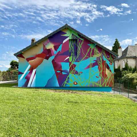 Œuvre mural réalisée par Arnaud Liard sur la façade de la mairie du village de Labrousse en Auvergne 