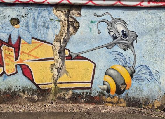 Grafitti einer Biene an einer Mauer in Hamburg-Eimsbüttel