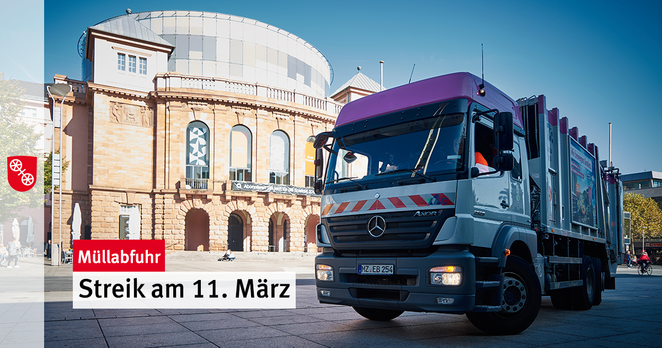 Müllwagen der Mainzer KAW steht vor dem Staatstheater