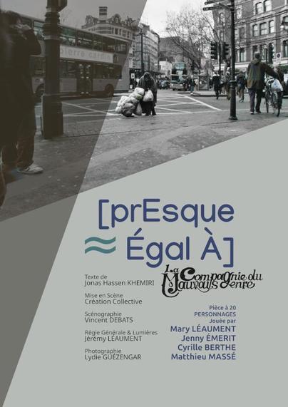 Affiche du spectacle ≈ [Presque Égal À]

Dans le tiers supérieur, une photo en noir et blanc asymétriquement recadrée et traversée d'un applat triangulaire gris foncé transparent qui file sur la gauche jusqu'en bas de l'affiche.

Dans les rues de Londres, aux abords d'une place avec beaucoup de circulation, cyclistes et piétons, face à nous en arrière plan un bus à deux étages sur lequel une pub affiche en gros "Pierre Cardin" et au premier plan, une dame âgée et recourbée, la tête sous un épais châle qui la recouvre entièrement, pousse avec effort un caddie qui disparaît sous des poches plastiques blanches pleines à craquer.

Dans les deux tiers restant, un applat gris clair avec les infos du spectacle en bleu travail et vert poubelle. Pour en savoir plus, site web du spectacle : https://presqueegala.neocities.org