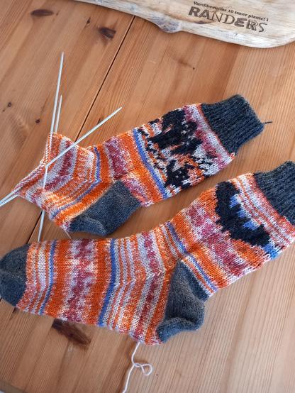 Knitted orange socks med Halloween design