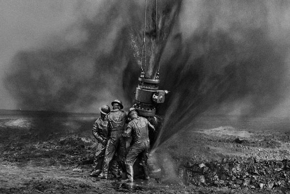 Sebastião Salgado est un photographe brésilien mondialement reconnu pour ses photographies documentaires et humanistes. Né en 1944, il est célèbre pour ses images poignantes des crises humaines, des guerres, des famines et des conditions de travail difficiles. Son style, souvent en noir et blanc, capte la souffrance et la beauté de l'humanité et de la nature.

Il a notamment couvert des événements comme la guerre du Golfe et la famine en Afrique. Sa série Genesis explore la beauté de la nature intacte, soulignant la fragilité de la Terre. Salgado est également un défenseur de l’environnement, ayant participé à des projets de reforestation au Brésil. Récompensé par de nombreux prix, il utilise la photographie pour sensibiliser le public et inciter à l’action.
