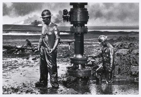 Sebastião Salgado est un photographe brésilien mondialement reconnu pour ses photographies documentaires et humanistes. Né en 1944, il est célèbre pour ses images poignantes des crises humaines, des guerres, des famines et des conditions de travail difficiles. Son style, souvent en noir et blanc, capte la souffrance et la beauté de l'humanité et de la nature.

Il a notamment couvert des événements comme la guerre du Golfe et la famine en Afrique. Sa série Genesis explore la beauté de la nature intacte, soulignant la fragilité de la Terre. Salgado est également un défenseur de l’environnement, ayant participé à des projets de reforestation au Brésil. Récompensé par de nombreux prix, il utilise la photographie pour sensibiliser le public et inciter à l’action.
