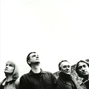 Art of Noise est un groupe britannique pionnier de la musique électronique et expérimentale, formé en 1983. Leur style unique mêle des sons électroniques, des échantillons et des expérimentations sonores. Le groupe a été créé par des membres de The Buggles (notamment Trevor Horn et Geoff Downes), et leur musique allait au-delà des conventions de la pop et du rock, explorant des textures sonores novatrices.

Leurs albums célèbres incluent Who's Afraid of the Art of Noise? (1984) et In Visible Silence (1986), avec des morceaux iconiques comme Moments in Love et Close (to the Edit). Art of Noise a influencé de nombreux genres, allant de l’électro au hip-hop en passant par la musique ambient. Ils sont aussi connus pour leur approche avant-gardiste de la production musicale, utilisant des techniques comme le sampling bien avant que cela devienne une norme dans l’industrie.