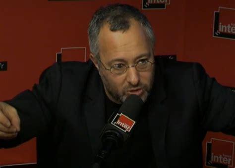 16 ans après, Claude Askolovitch tente de classer l’affaire Siné. Juillet 2008 : Siné est renvoyé de Charlie Hebdo par Philippe Val. Cette affaire, qui a ébranlé la presse, avait fait vaciller la rédaction de l’hebdomadaire satirique. C’est une histoire (ancienne) que les vivants peuvent réécrire à l’envi. Claude Askolovitch, qui en fut l’un des principaux instigateurs, fait partie de ceux-là.