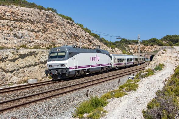 Foto eines lokbespannten Talgo Intercity von Barcelona nach Valencia an der Costa del Garraf.