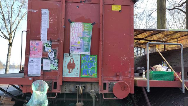 Die Längsseite des Waggon am Kulturgleis. Eines zur Off-Location umfunktionierten alten, roten Güterwaggons am Offenbacher Mainufer!