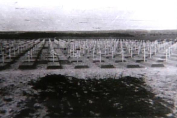 Blick auf den Ehrenfriedhof für die beim Massaker von Gardelegen ermordeten KZ-Häftlinge, 1945, USHMM.