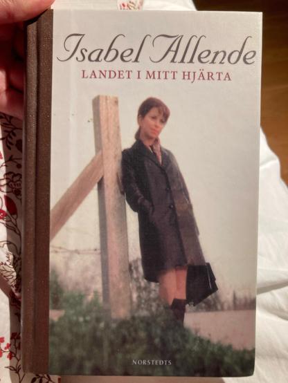 Hardcover edition of Isabel Allende’s autobiography “Mi país inventado” in Swedish. 