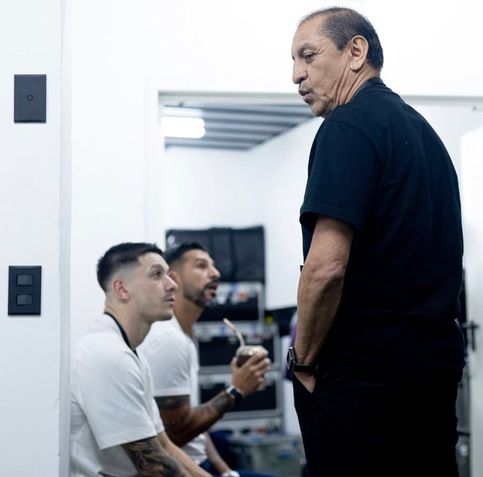 Foto do treinador Ramón Díaz com jogadores ao fundo.
