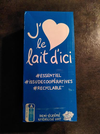 Brique de Lait marquée : J'aime le lait d'ici. #Essentiel. #Issudecoopératives #recyclable**