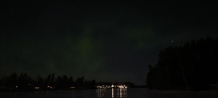 Revontulet järven päällä