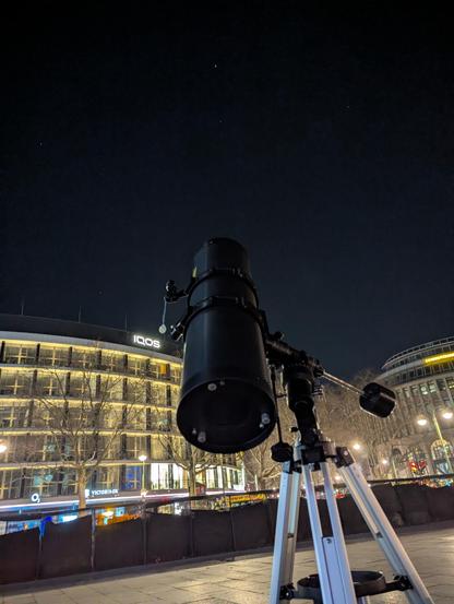 Reflektor-Teleksop auf einem Stativ steht auf dem Breitscheidplatz.