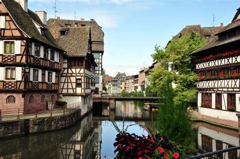 Strasburgo: Trabfakaj domoj ĉe la rivero.