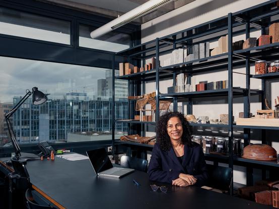 Professorin Anupama Kundoo leitet das Fachgebiet »Making Matters. Architektur und Entwurfsmethoden« an der TU Berlin