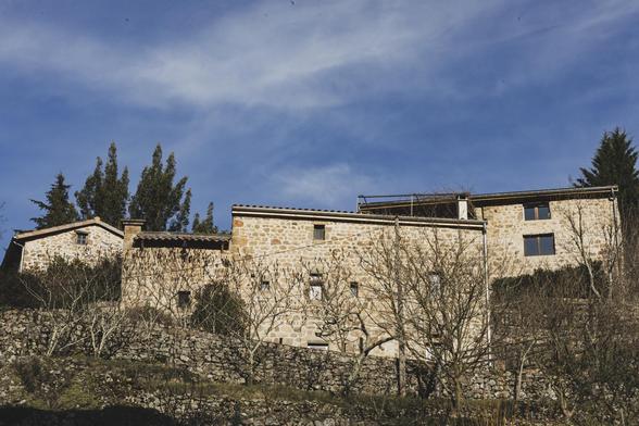 photo du gîte les blaches d'Orsanne en Ardèche, hameau en pierre