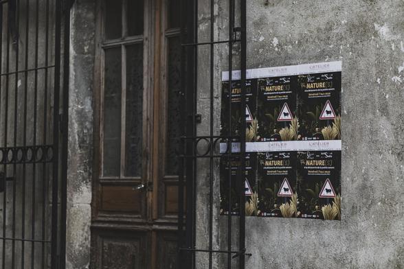 entrée de l'Atelier, fabrique d'imaginaires à Privas, avec l'affiche de Nature(s), lecture/performance de poésie sonore
