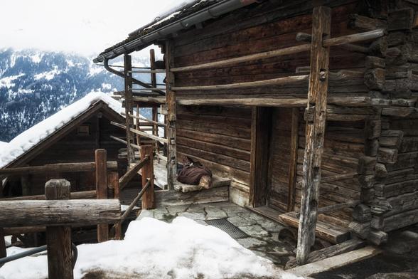 Planking bei einem Walliser Stadel im Winter