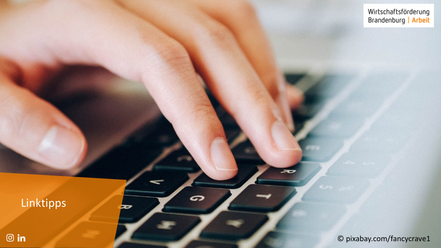 Bild: Finger tippen auf Tastatur, Bildbeschriftung: Linktipps