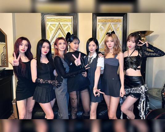 group shot of the 7 dreamcatcher members in concert outfits.