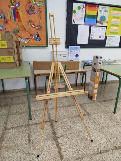 Un cavallet de pintor estès a una sala de l'escola.