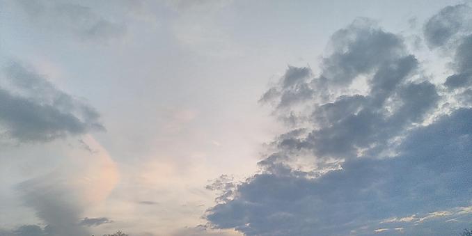 Ciel crépusculaire avec de jolis nuages et reflets lumineux.

Twilight skies with pretty clouds and light reflections.