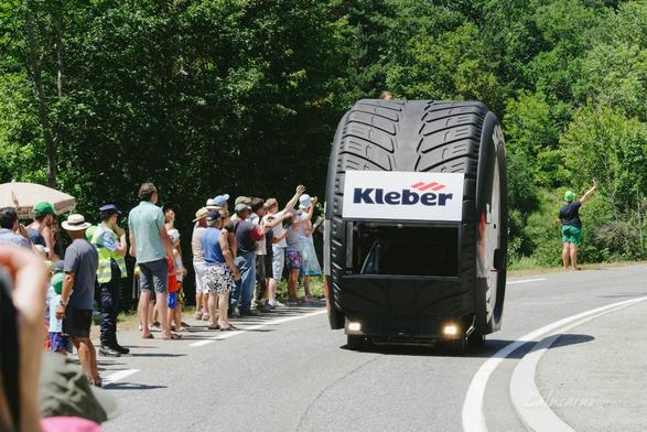 Dans la caravane publicitaire du Tour de France, un véhicule en forme de pneu, pour Kleber