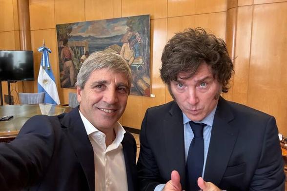 Foto de Luis Caputo junto a Javier Milei.