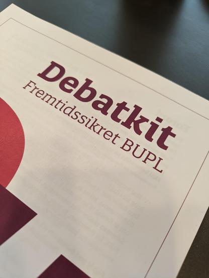 Billede af et stykke papir med ordene "Debatkit fremtidssikret BUPL". Hvid baggrund, magenta farvet skrift.