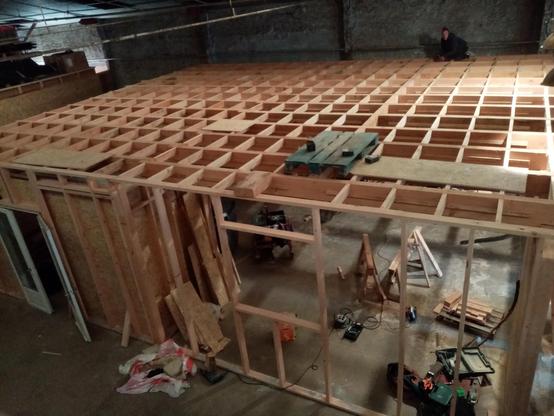 photo de la construction de l'atelier de sérigraphie et couture . Ossature en bois .