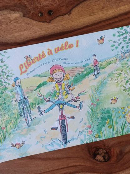 Couverture du livre Liberté à vélo
Dans un décor nature, petite fille joyeuse sur son vélo, avec parents en arrière-plan