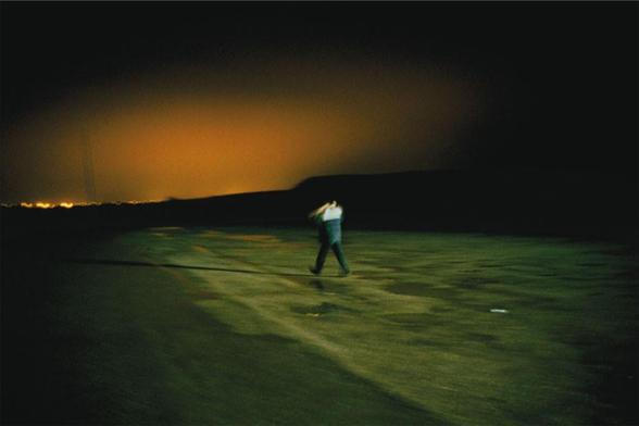 A partir de son trajet entre anthropologie et psychanalyse, Olivier Douville nous présente une approche des enjeux de l'exil qu'il distingue de ceux de l’Étranger, ainsi que du phénomène politique des travailleurs immigrés en France. Dans les années 1970, cette présence en France commence à susciter des enjeux politiques contradictoires qui n'ont cessé de croitre depuis. Olivier témoigne également  de plusieurs situations cliniques où la prise en compte du singulier par le thérapeute crée une scène où il laisse place à l'autre dans son altérité, et  avec une écoute attentive, va jusqu'à mettre en acte des rituels nécessaires dans le dispositif symbolique du patient. L'entame de l'analyste dans ces jeux de renversement du transfert est au cœur de cette conférence. Elle se conclue par une évocation de la "pulsion anarchiste", concept développé par Nathalie Zaltzman dans "De la guérison psychanalytique"