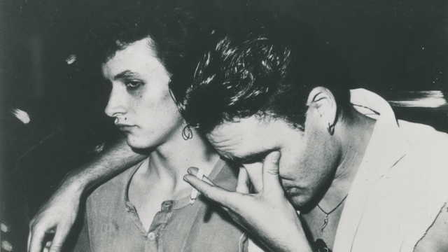 Grauzone est un groupe suisse emblématique de la scène post-punk/new wave, surtout connu pour leur morceau culte "Eisbär" (1981). Ce titre, avec ses éléments sombres, hypnotiques et électroniques, capture parfaitement l'esprit expérimental et froid de l'époque post-punk. Leur musique se distingue par des sonorités minimalistes et avant-gardistes, influençant durablement la scène musicale.
