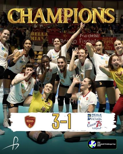 La Roma femminile di pallavolo con la scritta "Champions" e il risultato di 3-1 contro Chieri.