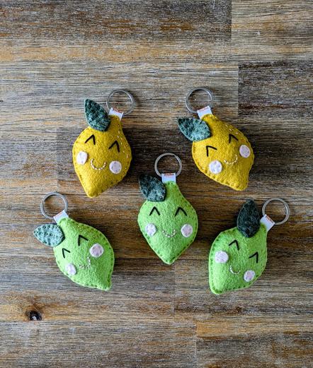 Porte clés citron vert et jaunes avec une petite feuille en feutrine de laine fait main par l'Atelier Jocha.