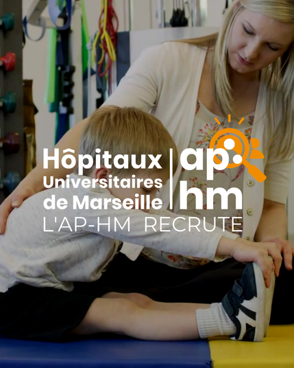 Une éducatrice accompagne un enfant lors d’une séance d’étirement sur un tapis dans un environnement médical. Logo AP-HM Recrute en surimpression.