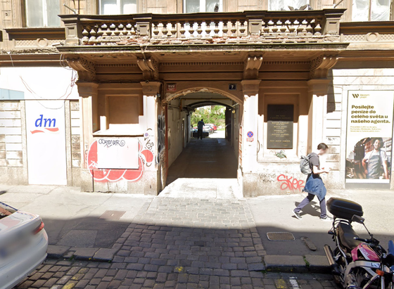 Ein Mann steht in einer Hofeinfahrt, Screenshot aus Google Streetview