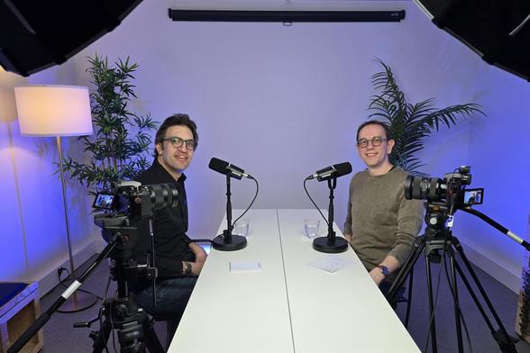 Vincent Untz et Clément Oudot d'un côté et de l'autre d'une table, devant des micros