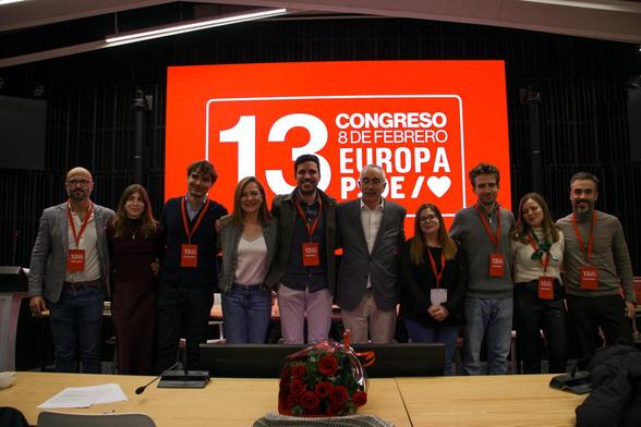 Ejecutiva elegida en el 13 Congreso del PSOE Europa, el 8 de Febrero de 2025 en Bruselas. Imagen de un grupo de personas frente a una pantalla donde se lee 13 Congreso 8 de Febrero. EUROPA, PSOE. 

