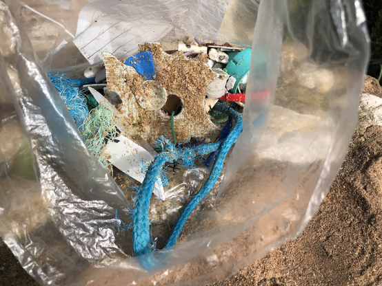 Eine Tüte voll Plastikmüll, am Strand in Portugal eingesammelt.